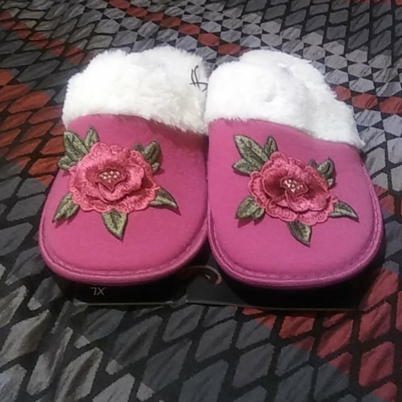 Slippers - Picture 1 of 3